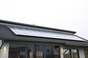 Aurinkosähkötalon katolla on peräti 30m2 paneelisto, jonka teho on 6kW.